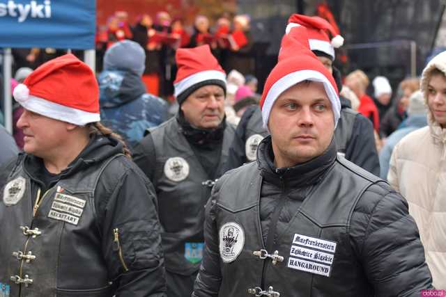 [FOTO] Występy, konkursy i rekordowa liczba stoisk. Ruszył Jarmark Bożonarodzeniowy na ząbkowickim rynku