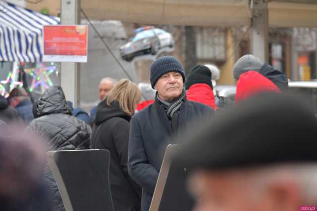 [FOTO] Występy, konkursy i rekordowa liczba stoisk. Ruszył Jarmark Bożonarodzeniowy na ząbkowickim rynku