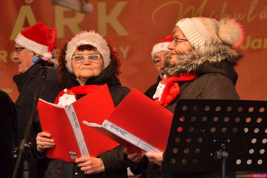 [FOTO] Występy, konkursy i rekordowa liczba stoisk. Ruszył Jarmark Bożonarodzeniowy na ząbkowickim rynku