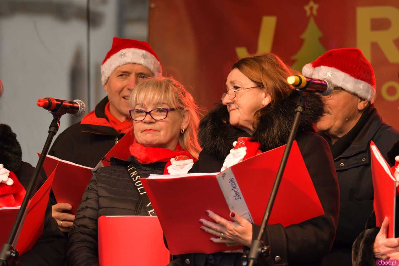 [FOTO] Występy, konkursy i rekordowa liczba stoisk. Ruszył Jarmark Bożonarodzeniowy na ząbkowickim rynku