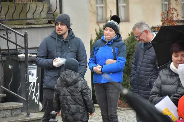 [WIDEO/FOTO] Występy, stoiska z lokalnymi produktami i świąteczna atmosfera na Jarmarku Bożonarodzeniowym w Bardzie