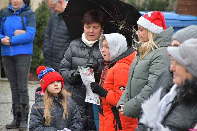 [WIDEO/FOTO] Występy, stoiska z lokalnymi produktami i świąteczna atmosfera na Jarmarku Bożonarodzeniowym w Bardzie