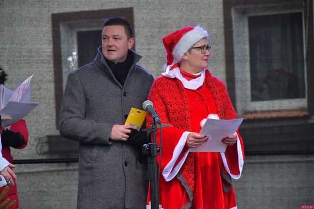 [WIDEO/FOTO] Występy, stoiska z lokalnymi produktami i świąteczna atmosfera na Jarmarku Bożonarodzeniowym w Bardzie