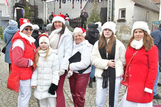 [WIDEO/FOTO] Występy, stoiska z lokalnymi produktami i świąteczna atmosfera na Jarmarku Bożonarodzeniowym w Bardzie