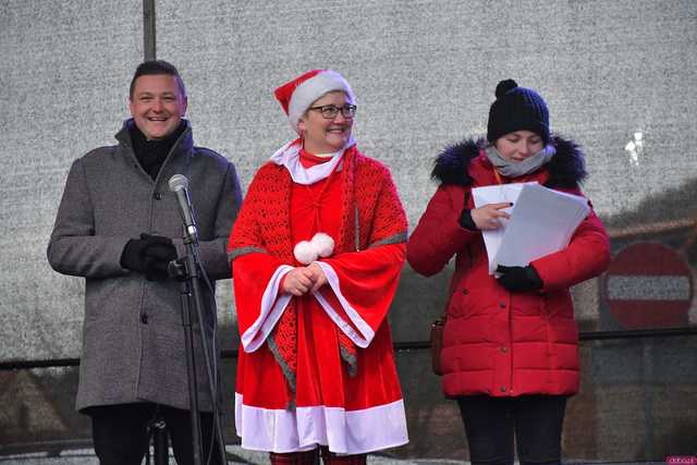 [WIDEO/FOTO] Występy, stoiska z lokalnymi produktami i świąteczna atmosfera na Jarmarku Bożonarodzeniowym w Bardzie