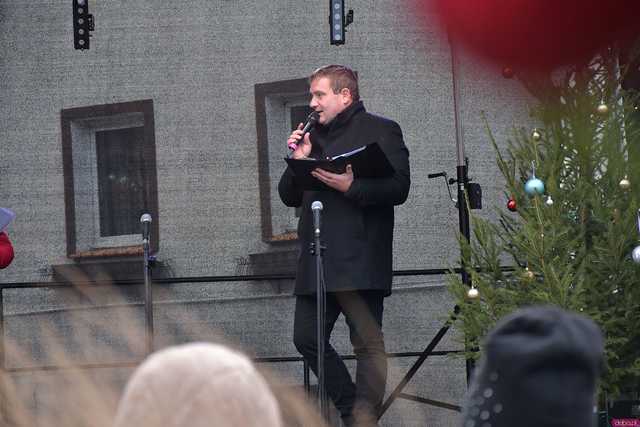 [WIDEO/FOTO] Występy, stoiska z lokalnymi produktami i świąteczna atmosfera na Jarmarku Bożonarodzeniowym w Bardzie