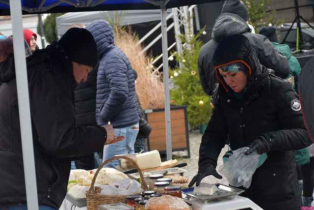 [WIDEO/FOTO] Występy, stoiska z lokalnymi produktami i świąteczna atmosfera na Jarmarku Bożonarodzeniowym w Bardzie
