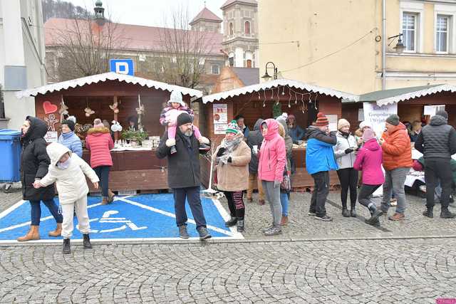 [WIDEO/FOTO] Występy, stoiska z lokalnymi produktami i świąteczna atmosfera na Jarmarku Bożonarodzeniowym w Bardzie