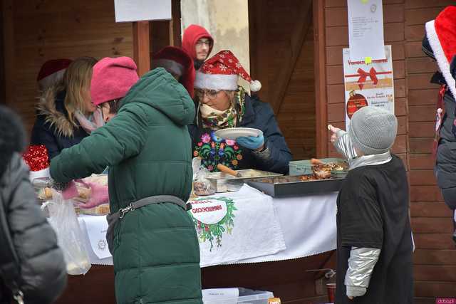 [WIDEO/FOTO] Występy, stoiska z lokalnymi produktami i świąteczna atmosfera na Jarmarku Bożonarodzeniowym w Bardzie