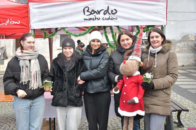 [WIDEO/FOTO] Występy, stoiska z lokalnymi produktami i świąteczna atmosfera na Jarmarku Bożonarodzeniowym w Bardzie