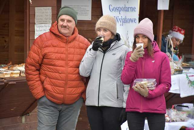 [WIDEO/FOTO] Występy, stoiska z lokalnymi produktami i świąteczna atmosfera na Jarmarku Bożonarodzeniowym w Bardzie