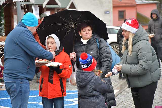 [WIDEO/FOTO] Występy, stoiska z lokalnymi produktami i świąteczna atmosfera na Jarmarku Bożonarodzeniowym w Bardzie