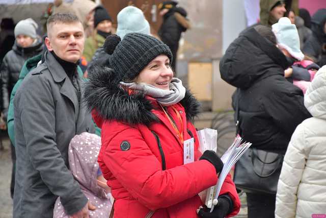[WIDEO/FOTO] Występy, stoiska z lokalnymi produktami i świąteczna atmosfera na Jarmarku Bożonarodzeniowym w Bardzie