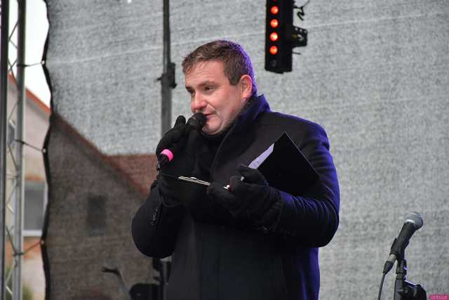 [WIDEO/FOTO] Występy, stoiska z lokalnymi produktami i świąteczna atmosfera na Jarmarku Bożonarodzeniowym w Bardzie