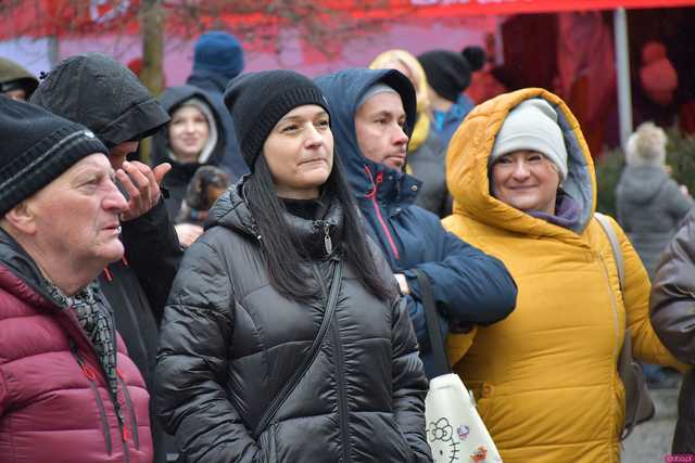 [WIDEO/FOTO] Występy, stoiska z lokalnymi produktami i świąteczna atmosfera na Jarmarku Bożonarodzeniowym w Bardzie