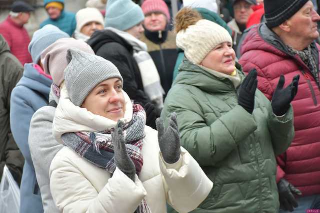 [WIDEO/FOTO] Występy, stoiska z lokalnymi produktami i świąteczna atmosfera na Jarmarku Bożonarodzeniowym w Bardzie