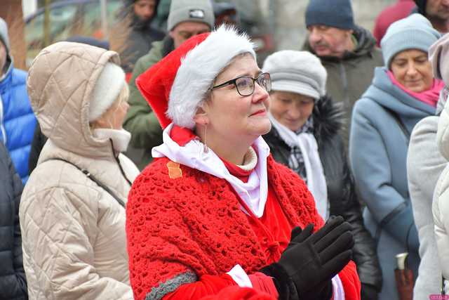 [WIDEO/FOTO] Występy, stoiska z lokalnymi produktami i świąteczna atmosfera na Jarmarku Bożonarodzeniowym w Bardzie