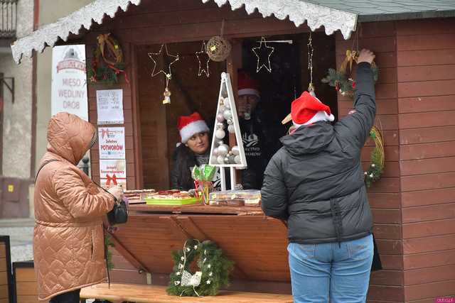 [WIDEO/FOTO] Występy, stoiska z lokalnymi produktami i świąteczna atmosfera na Jarmarku Bożonarodzeniowym w Bardzie
