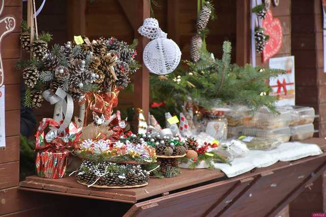 [WIDEO/FOTO] Występy, stoiska z lokalnymi produktami i świąteczna atmosfera na Jarmarku Bożonarodzeniowym w Bardzie