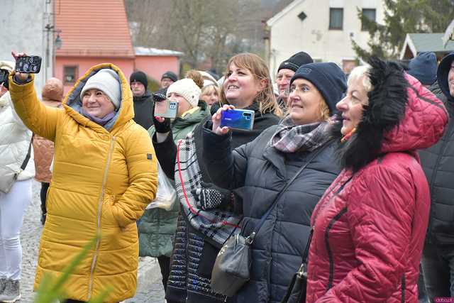 [WIDEO/FOTO] Występy, stoiska z lokalnymi produktami i świąteczna atmosfera na Jarmarku Bożonarodzeniowym w Bardzie