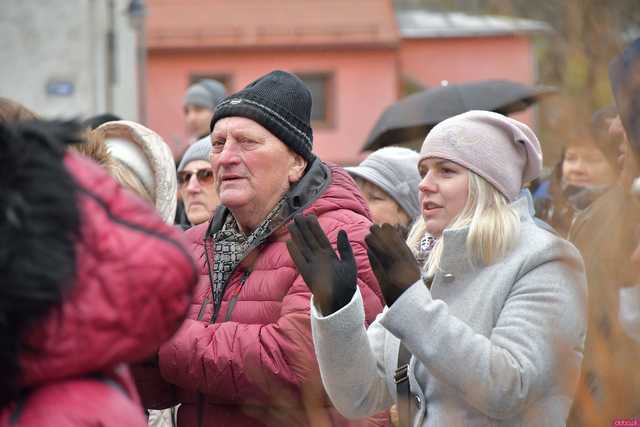 [WIDEO/FOTO] Występy, stoiska z lokalnymi produktami i świąteczna atmosfera na Jarmarku Bożonarodzeniowym w Bardzie