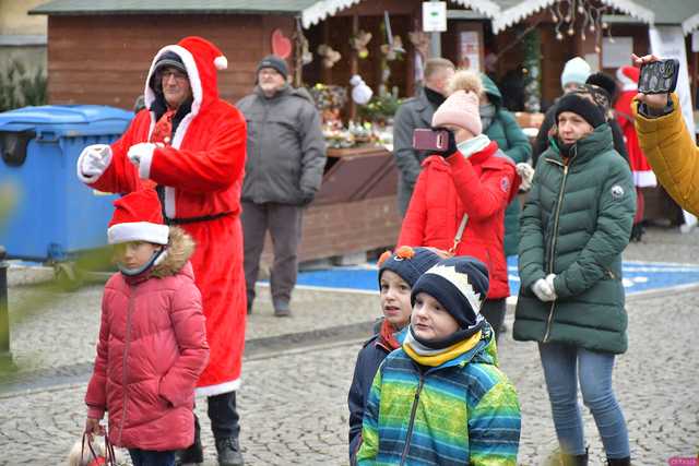 [WIDEO/FOTO] Występy, stoiska z lokalnymi produktami i świąteczna atmosfera na Jarmarku Bożonarodzeniowym w Bardzie