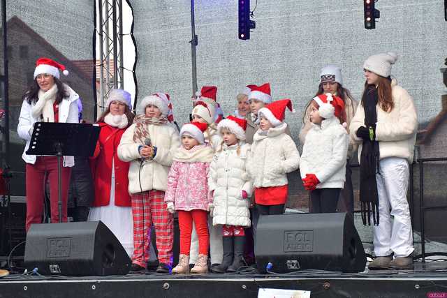 [WIDEO/FOTO] Występy, stoiska z lokalnymi produktami i świąteczna atmosfera na Jarmarku Bożonarodzeniowym w Bardzie