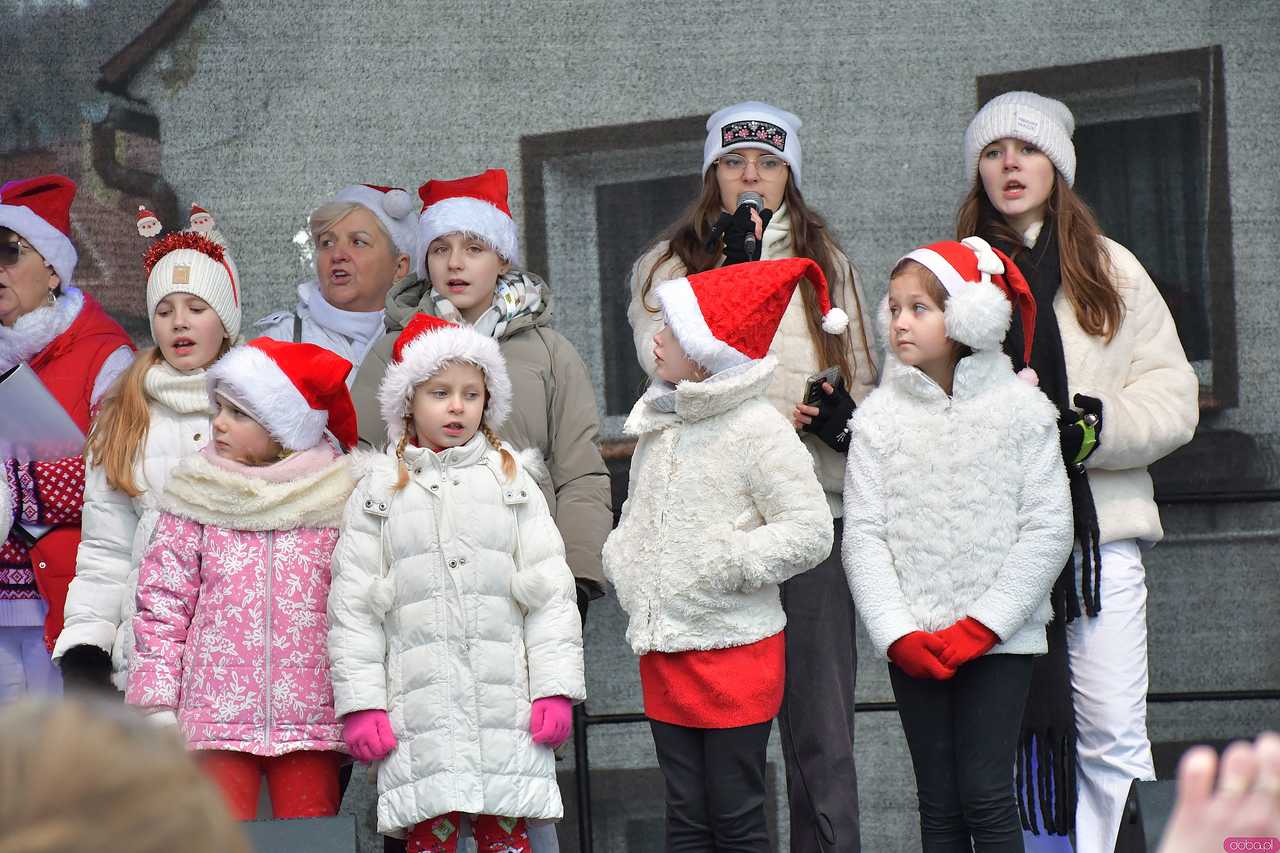 [WIDEO/FOTO] Występy, stoiska z lokalnymi produktami i świąteczna atmosfera na Jarmarku Bożonarodzeniowym w Bardzie