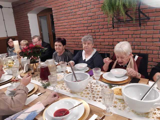 [FOTO] „Pędzi, pędzi kulig...” - Wigilia Klubu Seniora w Kamieńcu Ząbkowickim 