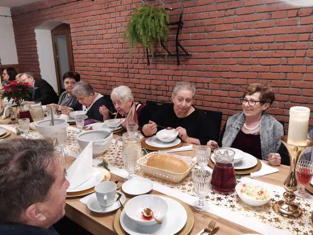 [FOTO] „Pędzi, pędzi kulig...” - Wigilia Klubu Seniora w Kamieńcu Ząbkowickim 
