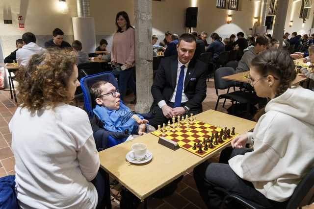 [FOTO] Szachowe Grand Prix w Kamieńcu Ząbkowickim: królewska gra połączy pokolenia