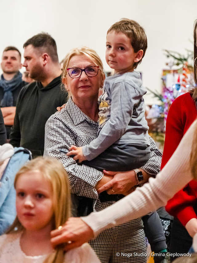 [FOTO] Magia nadchodzących świąt na Bożonarodzeniowym Przeglądzie w Ciepłowodach