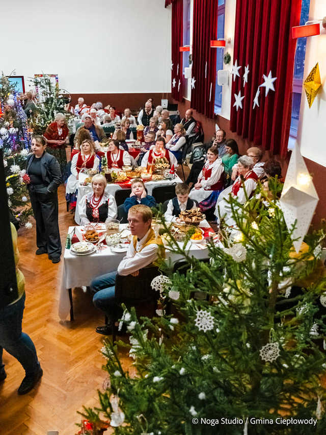 [FOTO] Magia nadchodzących świąt na Bożonarodzeniowym Przeglądzie w Ciepłowodach