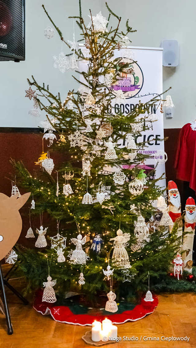 [FOTO] Magia nadchodzących świąt na Bożonarodzeniowym Przeglądzie w Ciepłowodach