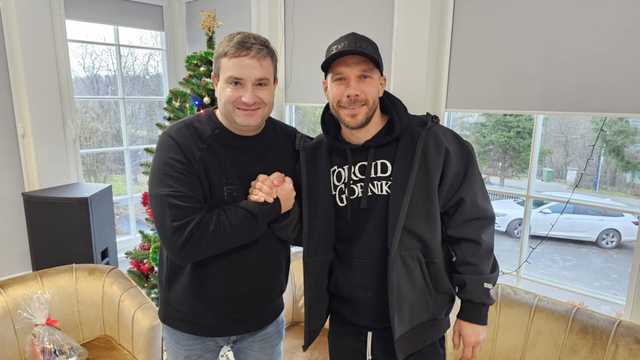 [FOTO] Lukas Podolski wsparł Bardzką Unię