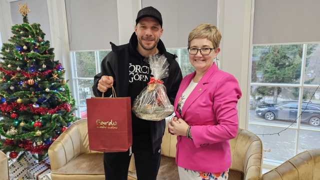 [FOTO] Lukas Podolski wsparł Bardzką Unię