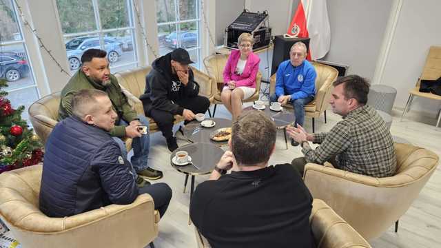 [FOTO] Lukas Podolski wsparł Bardzką Unię