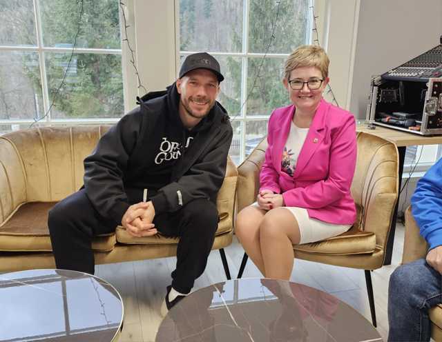 [FOTO] Lukas Podolski wsparł Bardzką Unię