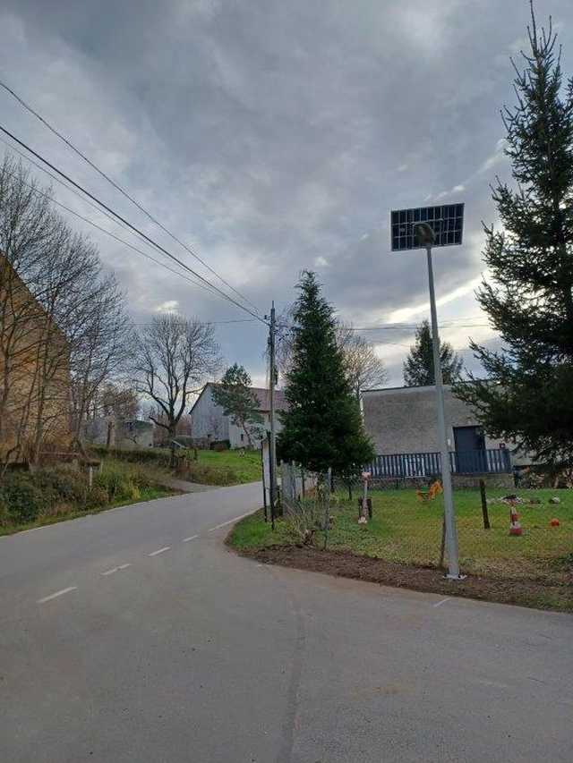 [FOTO] Nowoczesne lampy solarne rozświetliły gminę Ciepłowody