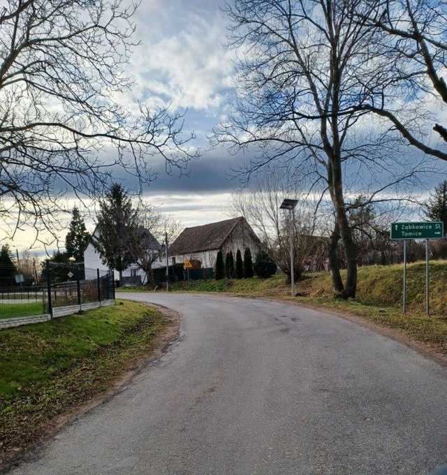 [FOTO] Nowoczesne lampy solarne rozświetliły gminę Ciepłowody