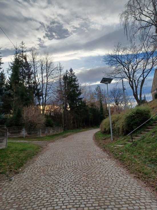 [FOTO] Nowoczesne lampy solarne rozświetliły gminę Ciepłowody