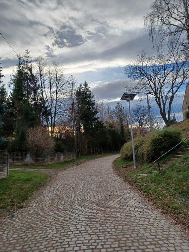 [FOTO] Nowoczesne lampy solarne rozświetliły gminę Ciepłowody