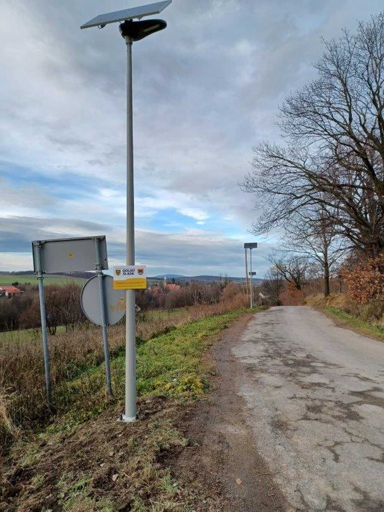 [FOTO] Nowoczesne lampy solarne rozświetliły gminę Ciepłowody