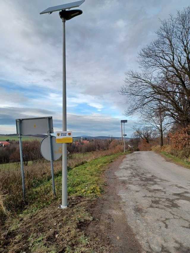 [FOTO] Nowoczesne lampy solarne rozświetliły gminę Ciepłowody