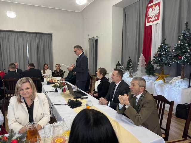 [FOTO] Świąteczna sesja Rady Gminy Stoszowice: inwestycje i budżet na 2025 rok