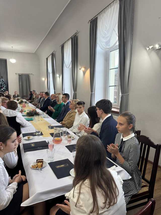 [FOTO] Świąteczna sesja Rady Gminy Stoszowice: inwestycje i budżet na 2025 rok