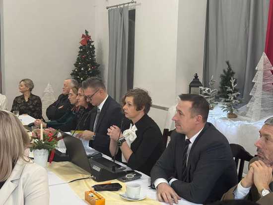 [FOTO] Świąteczna sesja Rady Gminy Stoszowice: inwestycje i budżet na 2025 rok