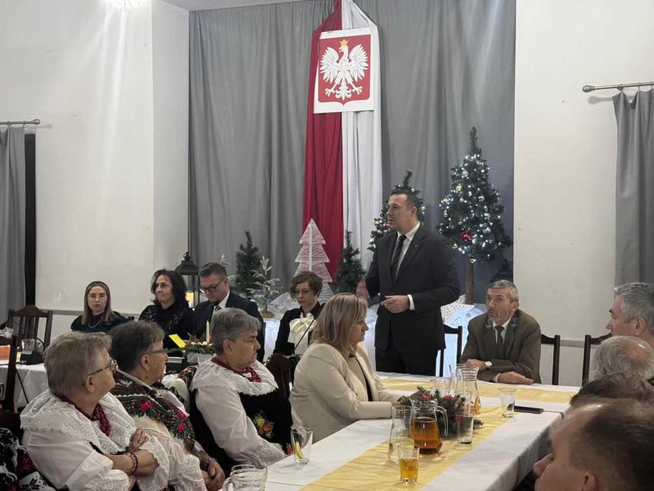 [FOTO] Świąteczna sesja Rady Gminy Stoszowice: inwestycje i budżet na 2025 rok