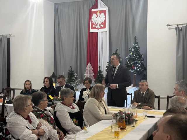 [FOTO] Świąteczna sesja Rady Gminy Stoszowice: inwestycje i budżet na 2025 rok
