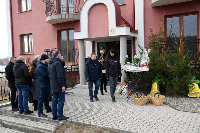 [FOTO] Z nadzieją na nowy początek. Powodzianie w Kamieńcu Ząbkowickim otrzymali nowe mieszkania